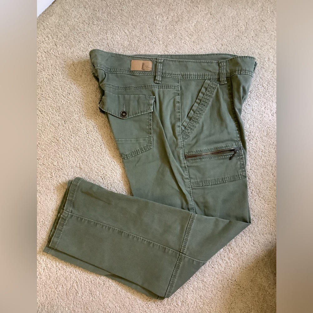 Supplies Green Capris